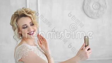 一个女人用一只手拿着手机，给自己拍照。